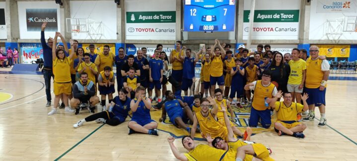 Jugadores y familiares celebran juntos tras un partido de baloncesto en el Colegio Claret.