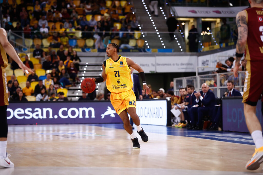 Jugador del Dreamland Gran Canaria con balón en jugada durante un partido.