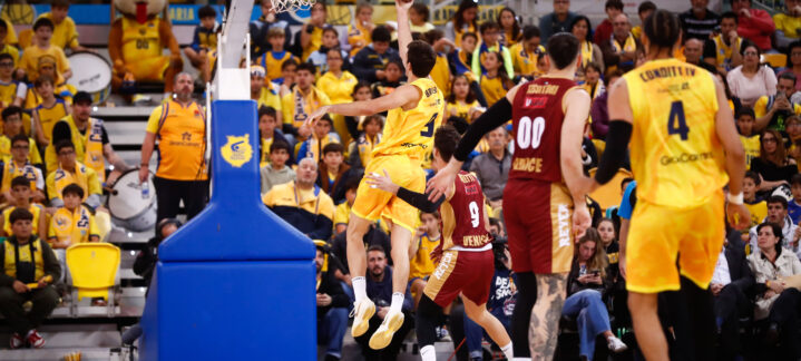 Jugadores del Dreamland Gran Canaria en acción durante un partido de EuroCup.