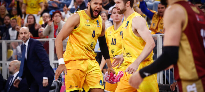 a la conquista de la gloria europea en una épica final",Jugadores del Dreamland Gran Canaria celebran una victoria en una final europea.