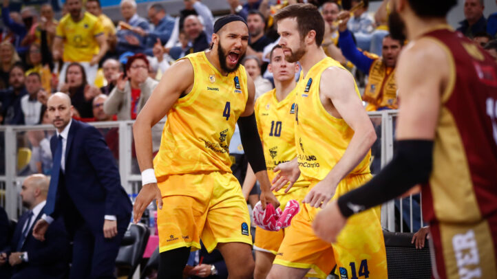 a la conquista de la gloria europea en una épica final",Jugadores del Dreamland Gran Canaria celebran una victoria en una final europea.