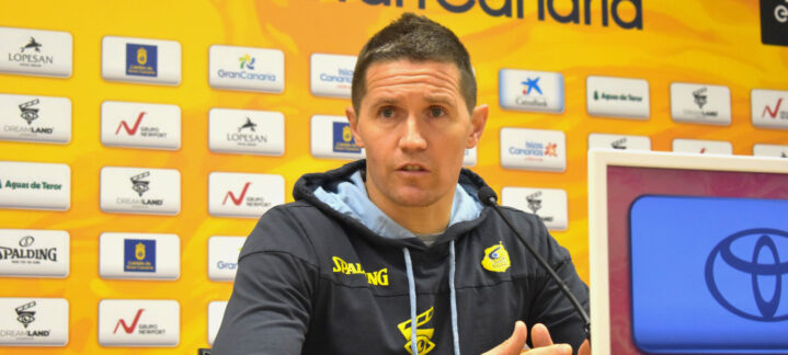 Entrenador del CB Gran Canaria en rueda de prensa, hablando sobre un próximo partido.