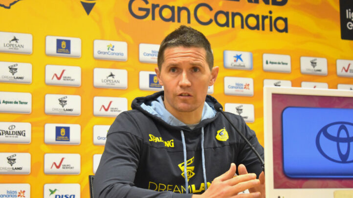 Entrenador del CB Gran Canaria en rueda de prensa, hablando sobre un próximo partido.
