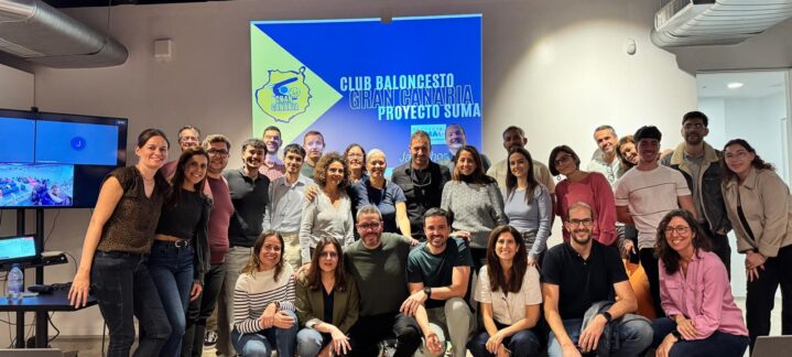 Grupo del Club Baloncesto Gran Canaria en su visita a Grupo Satocan, sonriendo juntos.
