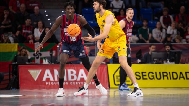 Jugadores de baloncesto en acción durante un partido en el Buesa Arena.