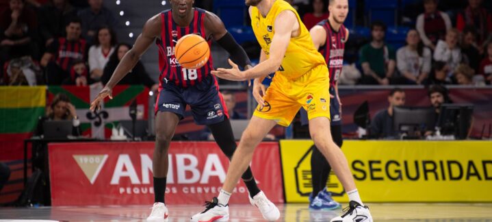 Jugadores de baloncesto en acción durante un partido en el Buesa Arena.