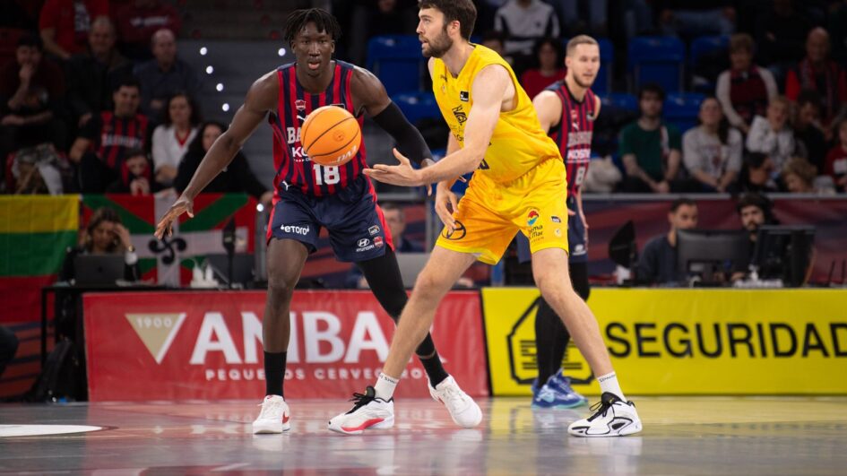 Jugadores de baloncesto en acción durante un partido en el Buesa Arena.