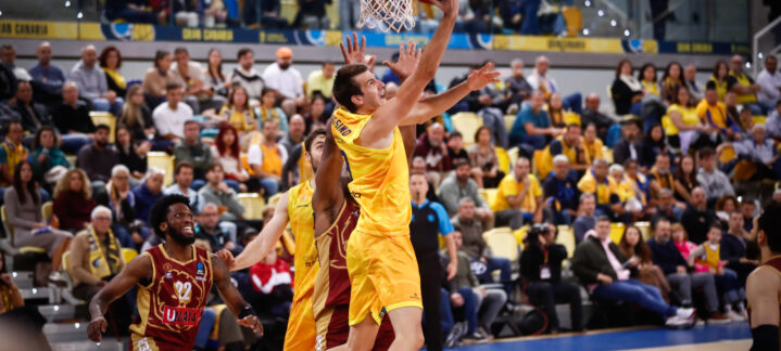 escenario de un nuevo todo o nada europeo para el Dreamland Gran Canaria",Jugadores del Dreamland Gran Canaria compiten en un partido de baloncesto en Belgrado.