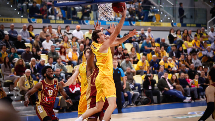 escenario de un nuevo todo o nada europeo para el Dreamland Gran Canaria",Jugadores del Dreamland Gran Canaria compiten en un partido de baloncesto en Belgrado.