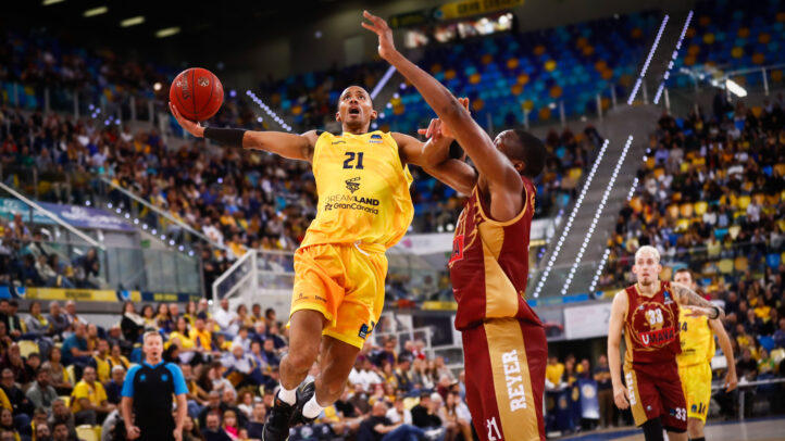 en diez claves","Jugador realizando un lanzamiento en un partido de baloncesto, con público animado.