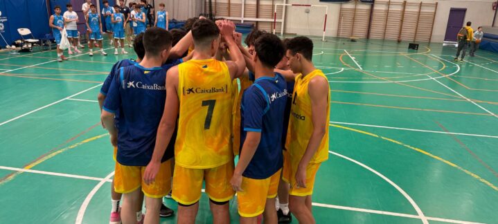 Jugadores de baloncesto se agrupan en un círculo antes de iniciar un partido.