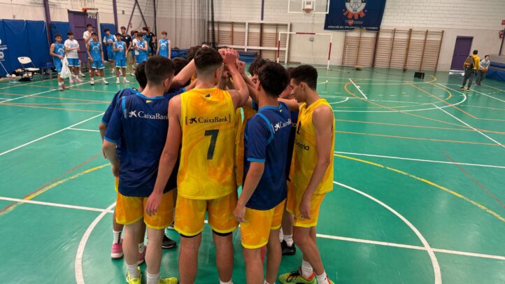 Jugadores de baloncesto se agrupan en un círculo antes de iniciar un partido.