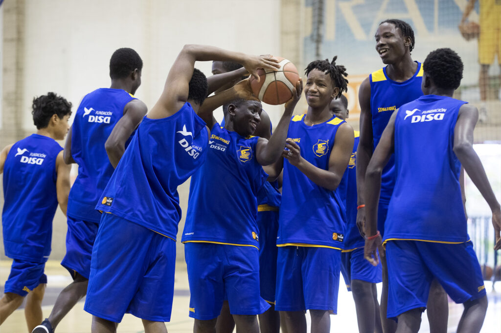 Jugadores del Club Baloncesto Gran Canaria participan en un momento de diversión durante un entrenamiento.