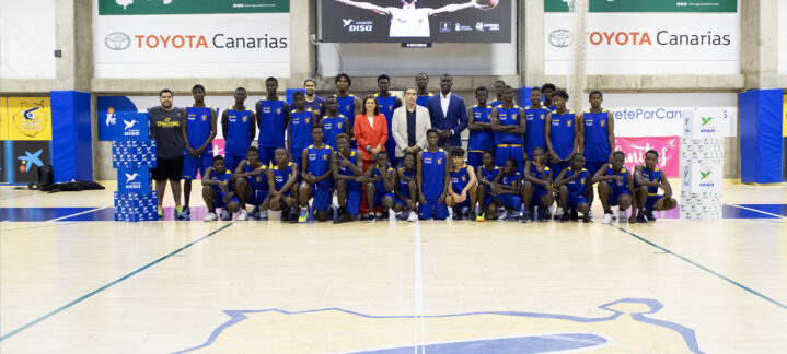 Jugadores y entrenadores del ‘Proyecto Nexo’ en un evento de baloncesto.