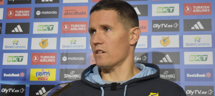 Entrenador Lakovic respondiendo preguntas en una rueda de prensa del Club Baloncesto Gran Canaria.