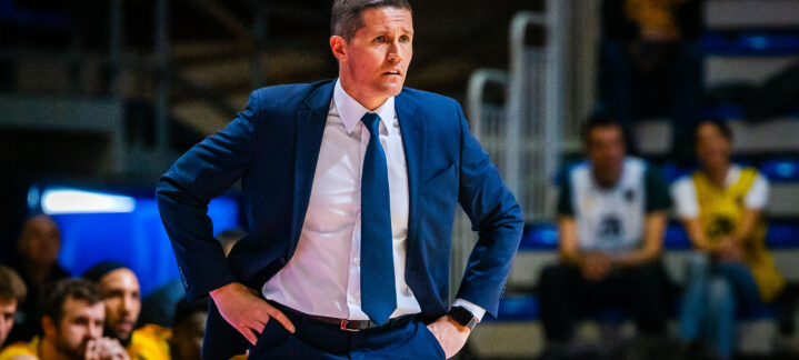 Entrenador del CB Gran Canaria dirigiendo el partido con actitud concentrada.