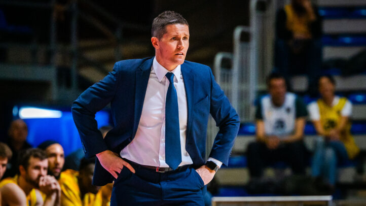 Entrenador del CB Gran Canaria dirigiendo el partido con actitud concentrada.