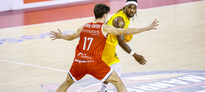 en diez claves","Jugadores en acción durante un partido de baloncesto, uno driblando y el otro defendiendo.