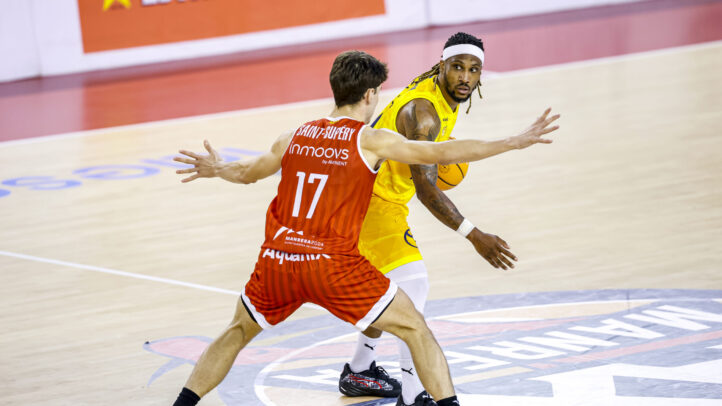 en diez claves","Jugadores en acción durante un partido de baloncesto, uno driblando y el otro defendiendo.