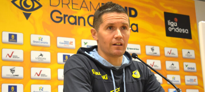 Jaka Lakovic en rueda de prensa, hablando sobre el equipo y su desempeño.