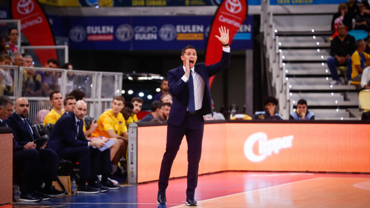 Entrenador del CB Gran Canaria dirigiendo al equipo durante un partido.