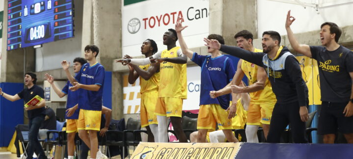 Jugadores y técnicos del Club Baloncesto Gran Canaria animan desde el banquillo.