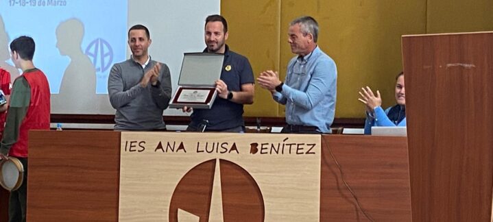 protagonista en las II Olimpiadas Inclusivas del IES Ana Luisa Benítez",Acto de entrega de un reconocimiento en las II Olimpiadas Inclusivas del IES Ana Luisa Benítez.