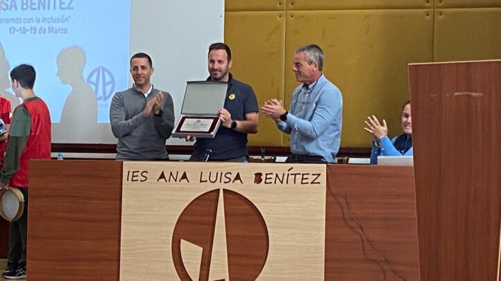 protagonista en las II Olimpiadas Inclusivas del IES Ana Luisa Benítez",Acto de entrega de un reconocimiento en las II Olimpiadas Inclusivas del IES Ana Luisa Benítez.