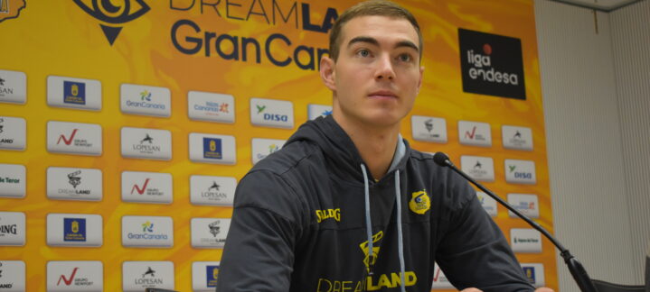 Jugador del Club Baloncesto Gran Canaria en rueda de prensa, serio y concentrado.