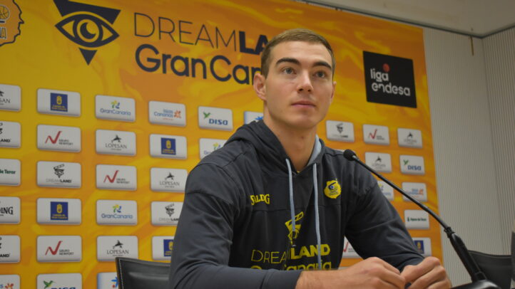 Jugador del Club Baloncesto Gran Canaria en rueda de prensa, serio y concentrado.