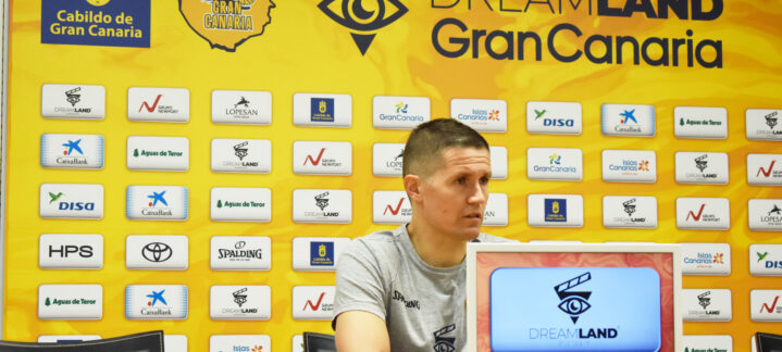 Rueda de prensa con Jaka Lakovic, fondo con logos y pantallas del equipo.