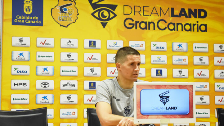 Rueda de prensa con Jaka Lakovic, fondo con logos y pantallas del equipo.