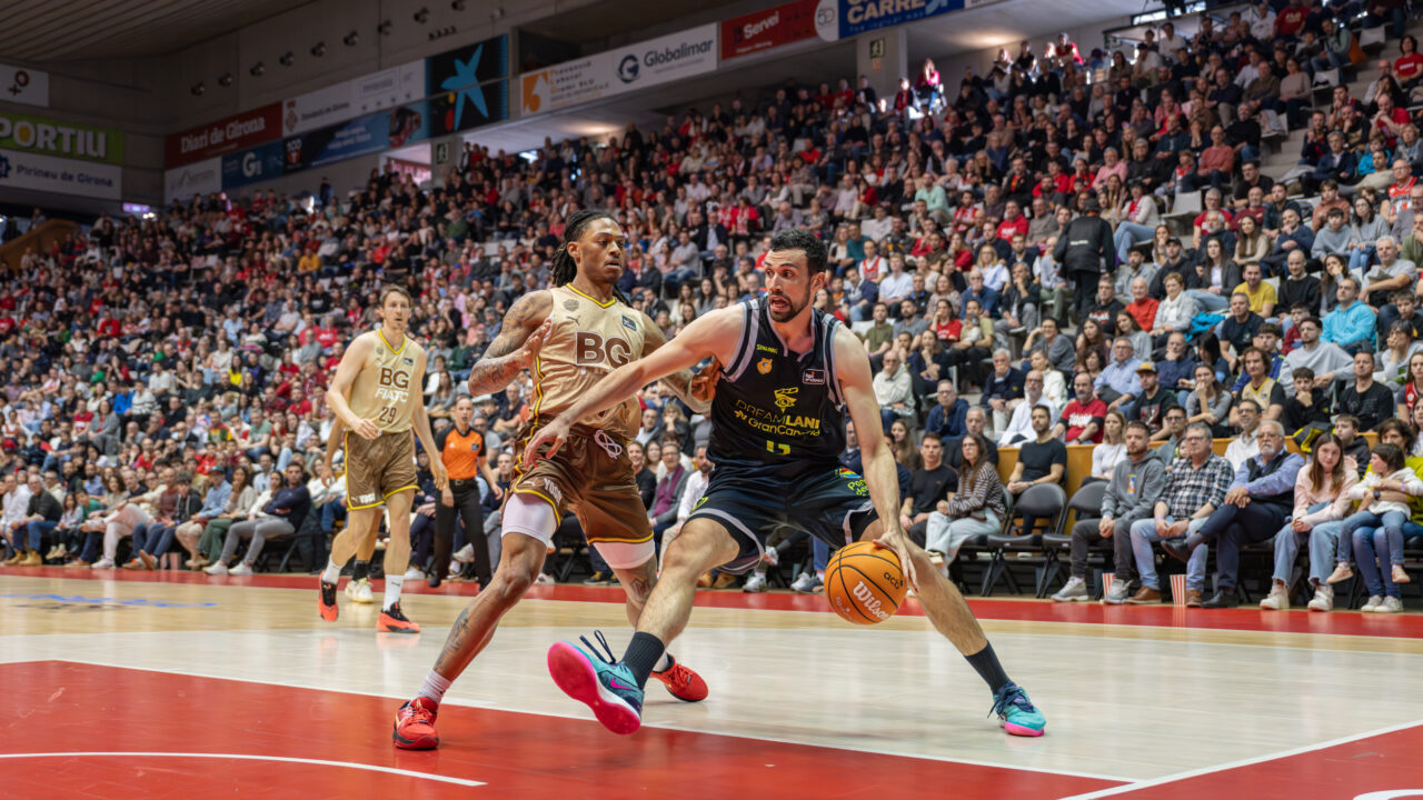 Jugadores del Dreamland Gran Canaria compiten en un partido emocionante en Fontajau.
