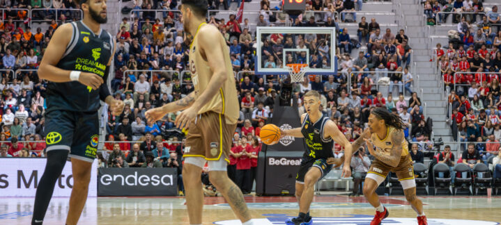 Partido de baloncesto entre Dreamland Gran Canaria y otro equipo, con jugadores en acción.