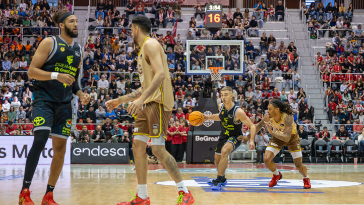 Partido de baloncesto entre Dreamland Gran Canaria y otro equipo, con jugadores en acción.