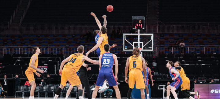 Salto inicial entre jugadores del Dreamland Gran Canaria y su rival en un partido de EuroCup.
