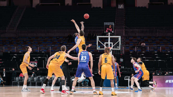 Salto inicial entre jugadores del Dreamland Gran Canaria y su rival en un partido de EuroCup.