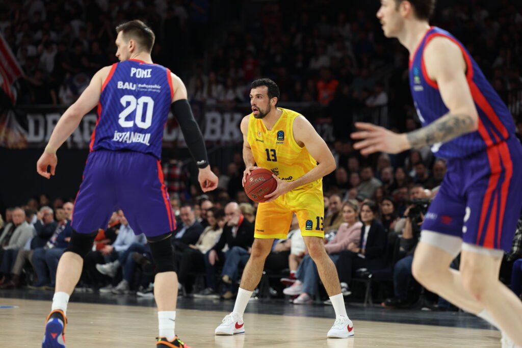 Jugador del Dreamland Gran Canaria con balón, en acción durante un partido de baloncesto.