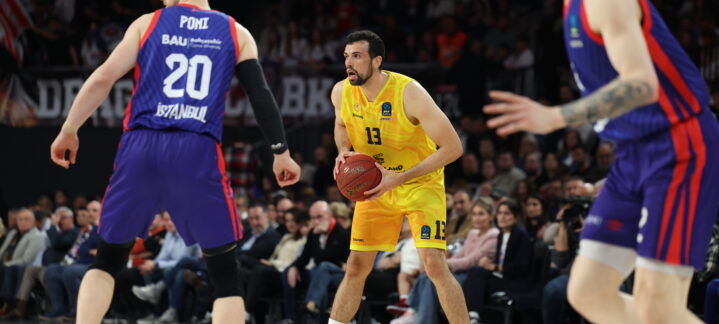 Jugador del Dreamland Gran Canaria con balón, en acción durante un partido de baloncesto.