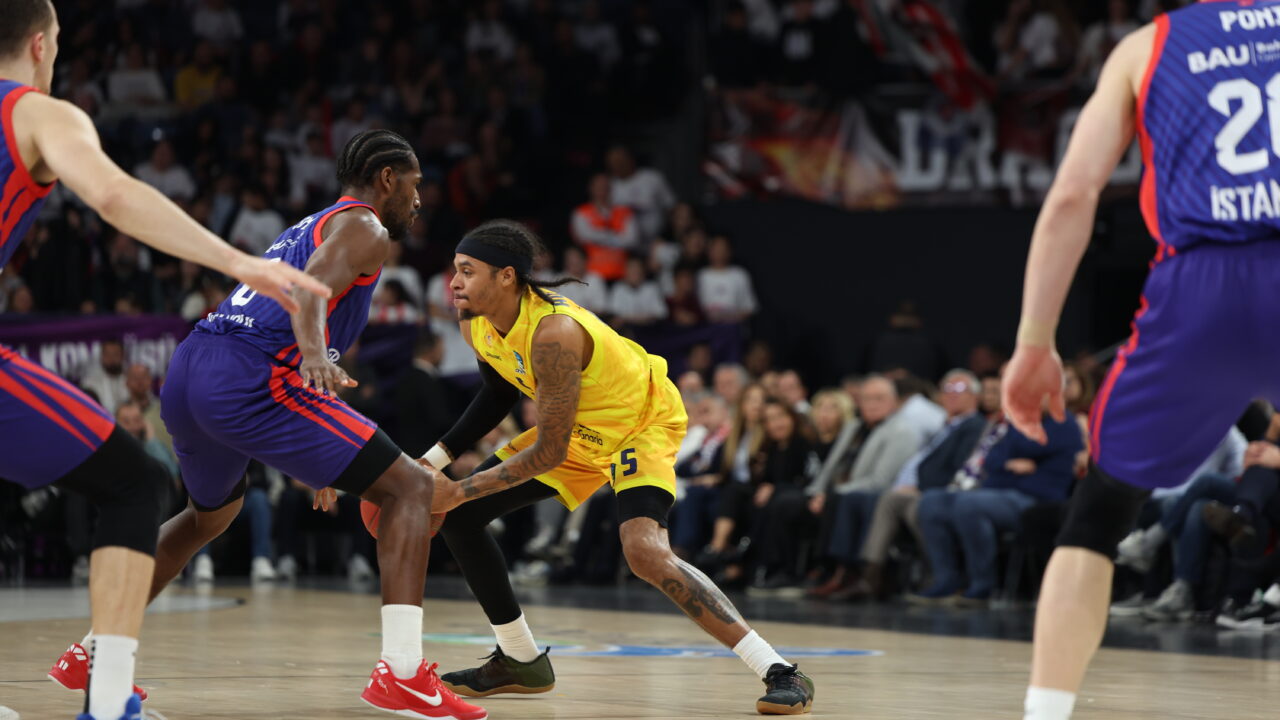Jugadores de baloncesto en acción durante un partido, con impactos y defensa en juego.