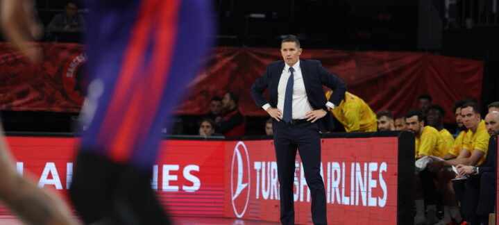 les hemos dejado segundas y terceras oportunidades""","Entrenador en el banquillo durante un partido, observa con atención a su equipo.