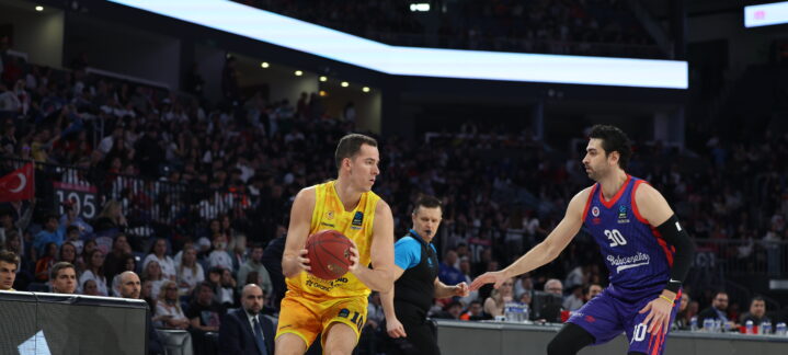 pero extraeremos cosas buenas""","Jugadores de baloncesto compiten en un partido, con un público entusiasta de fondo.