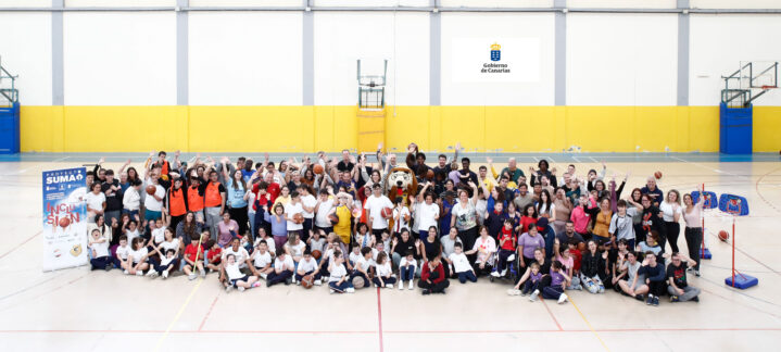 Gran grupo de participantes del Proyecto Suma en el Polideportivo Jesús Telo.