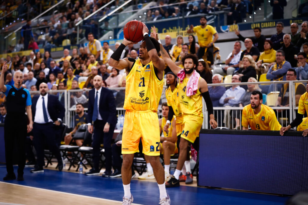 Jugador del Dreamland Gran Canaria prepara un lanzamiento en un partido emocionante.