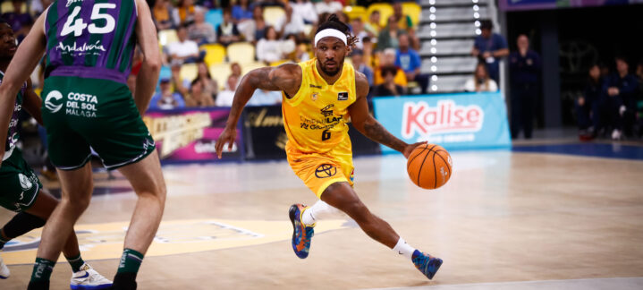 en diez claves",Jugador del Dreamland Gran Canaria driblando el balón durante un partido.