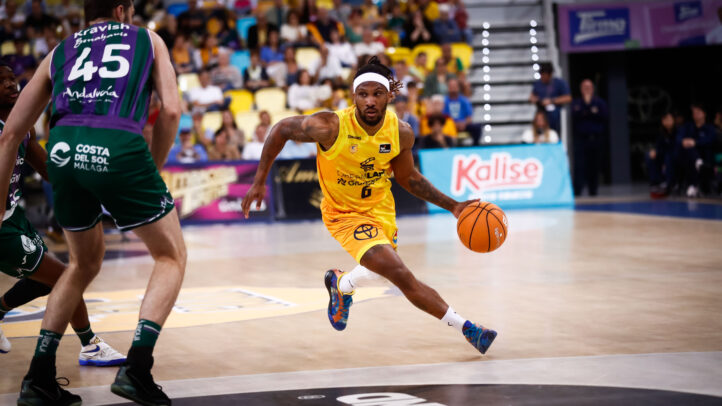 en diez claves",Jugador del Dreamland Gran Canaria driblando el balón durante un partido.