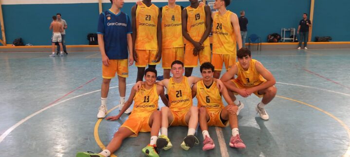 Jugadores de la cantera amarilla posando en la cancha tras un partido reciente.