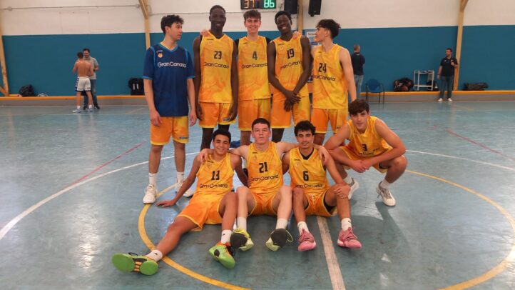 Jugadores de la cantera amarilla posando en la cancha tras un partido reciente.