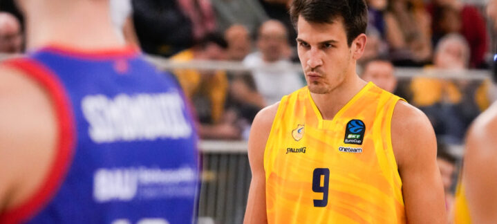 Nico Brussino, jugador del Gran Canaria, serio durante un partido, observando al rival.