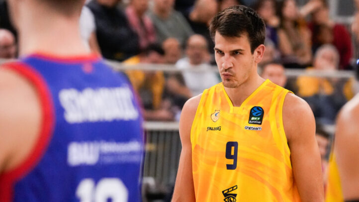 Nico Brussino, jugador del Gran Canaria, serio durante un partido, observando al rival.